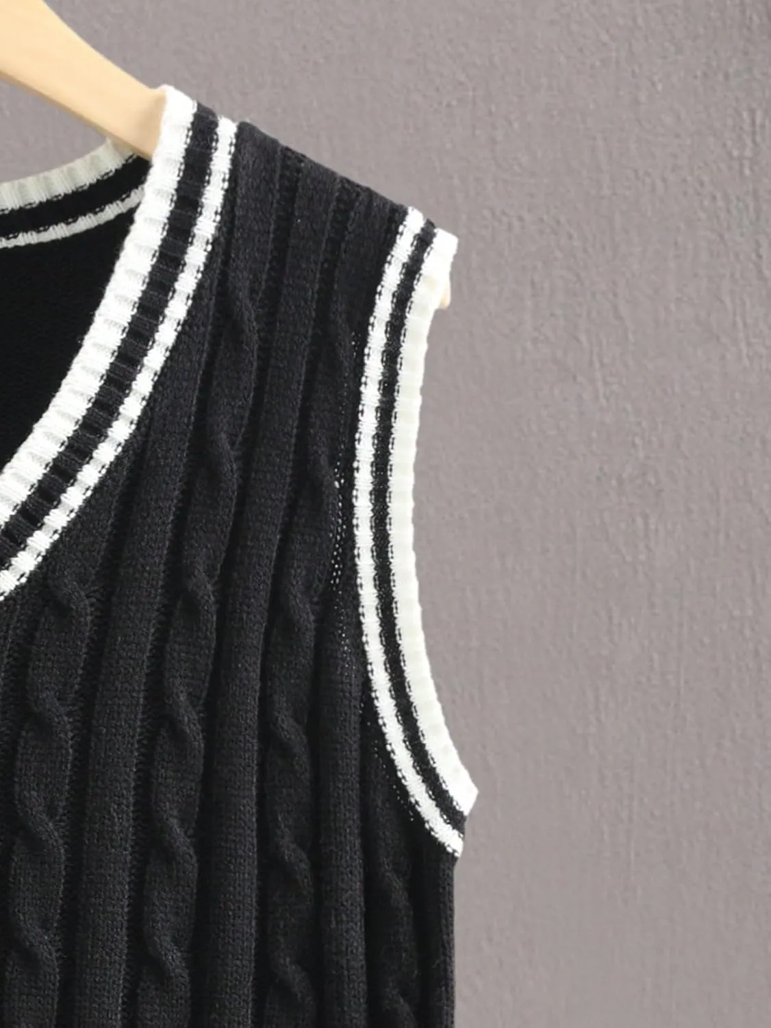 WDIRARA Men's Striped Trim V Neck Sleeveless Sweater Vest Slim Fit Rib Knit Pullovers Tank Tops